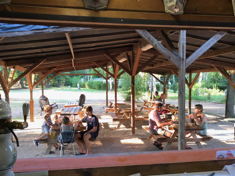 Personnes qui mangent sous l'auvent