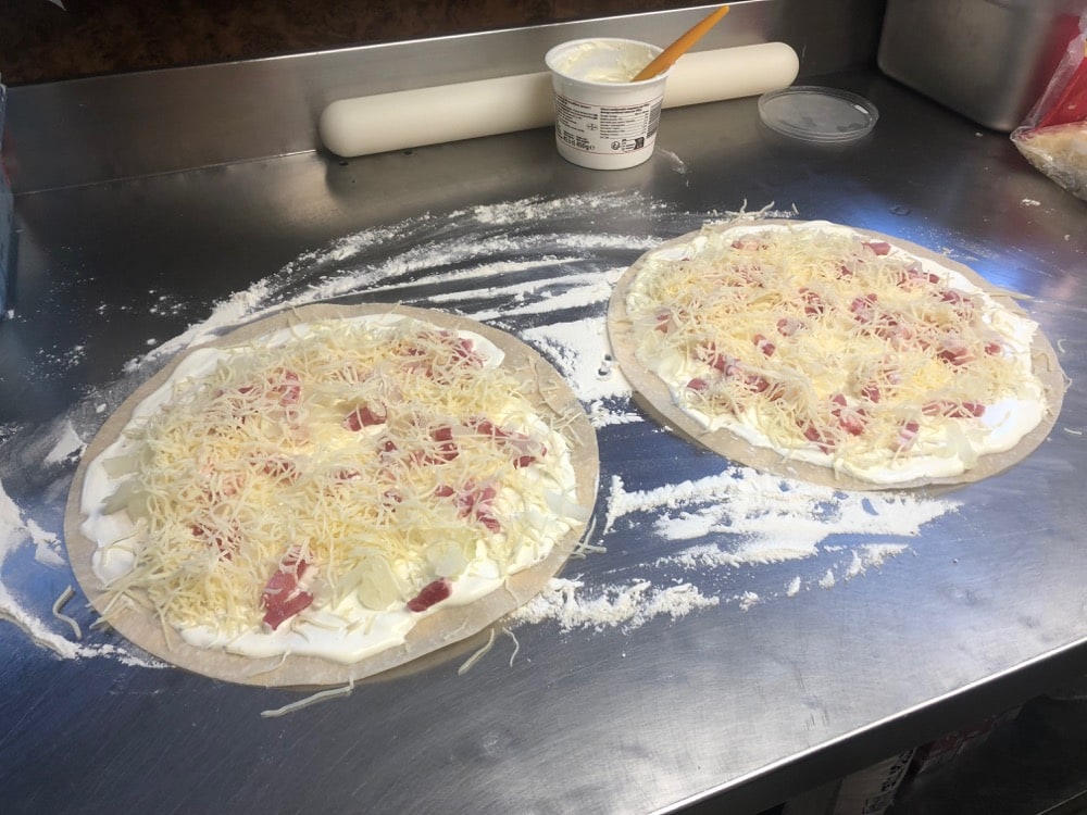 Pizza Alsacienne en préparation - crème fraîche, lardons