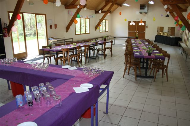 Intérieur avec tables disposées en V