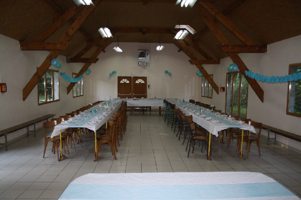 Intérieur décoré avec tables placées en U