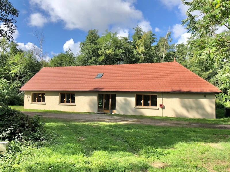 Vue face salle des fêtes