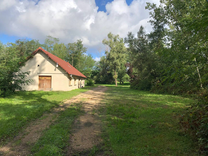 Vue de loin salle des fêtes