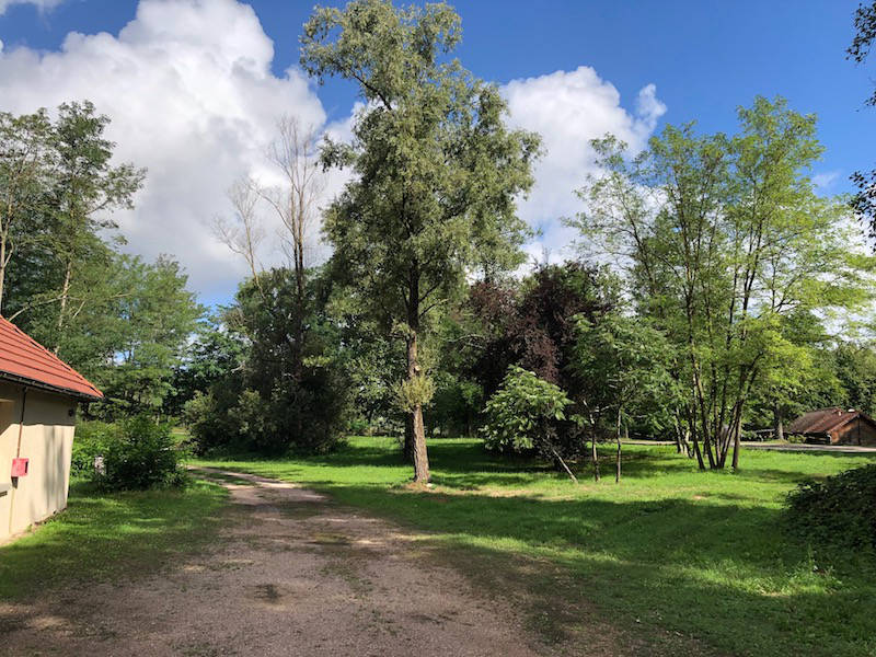 Face à la salle des fêtes